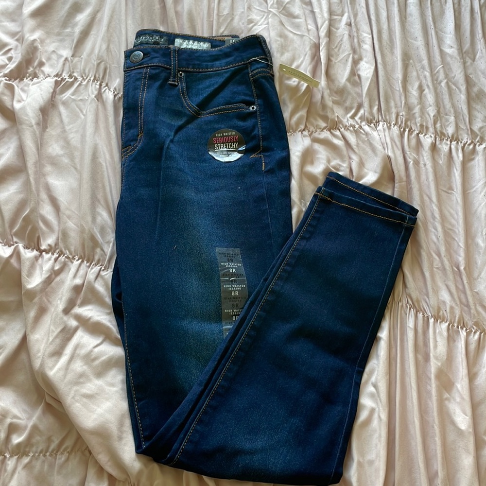 Aeropostale High waisted jegging, dark blue color and its a size 8 reg